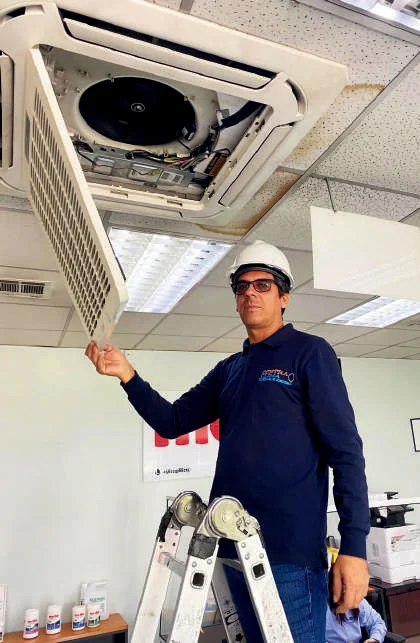 Técnico de Contraclima realizando mantención de aire acondicionado cassette